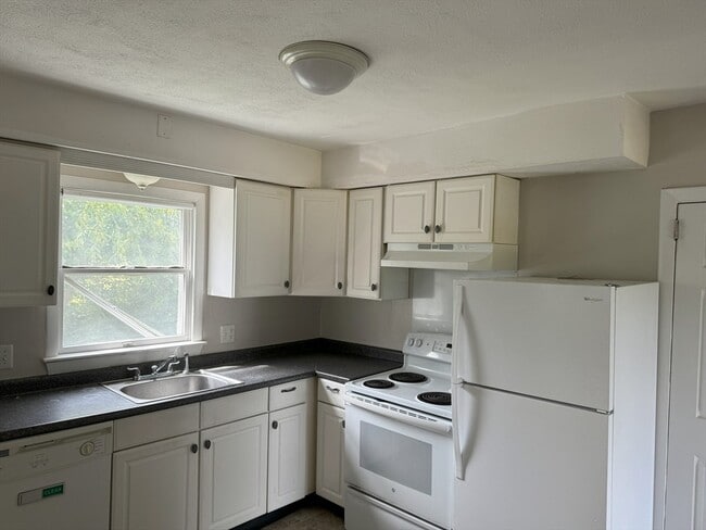 Building Photo - 587R Boston Rd