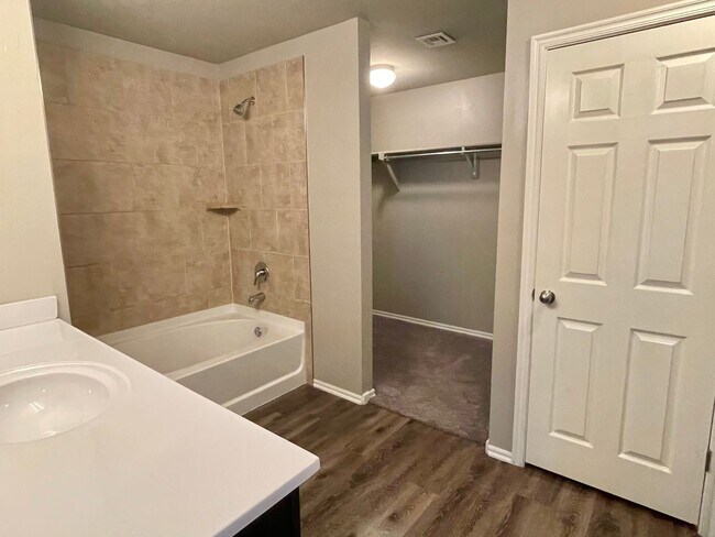 Foto del edificio - Great 4 Bedroom In Yukon Schools