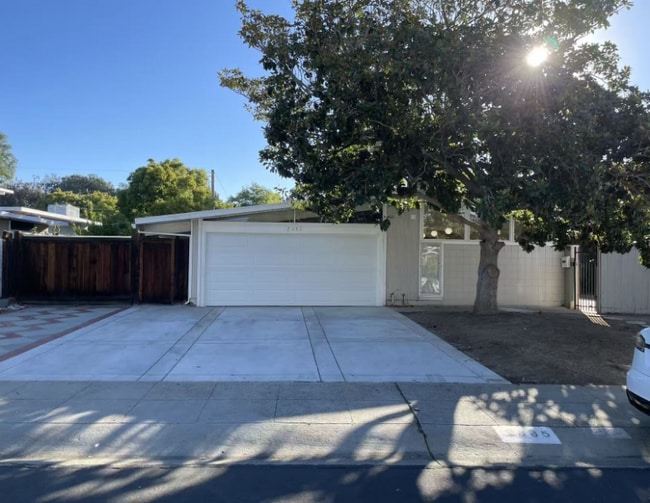 Building Photo - 2085 Sandalwood Ct