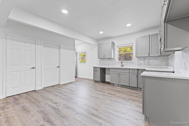 Building Photo - 3957 Lenox St