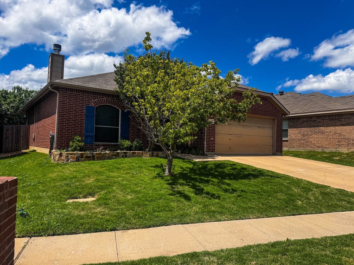 Foto del edificio - 3 Bed/2 Bath House For Rent in Burleson IS...