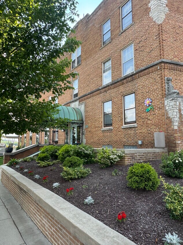 Foto principal - 7416 Harwood Ave