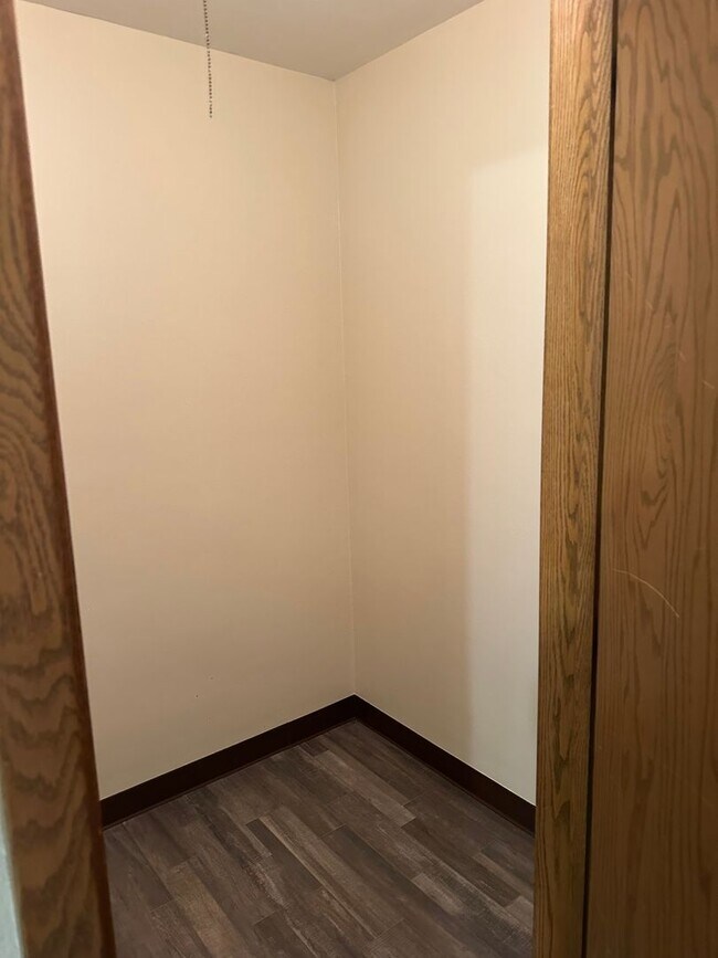 Building Photo - Forestview 1 Bedroom Upper Unit