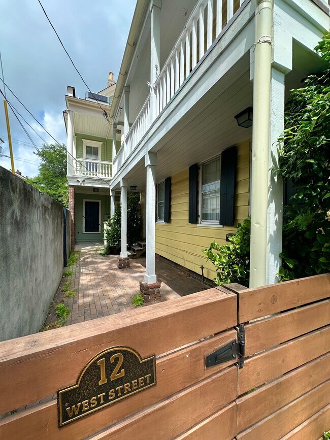 Building Photo - Charming one bedroom house in the heart of...