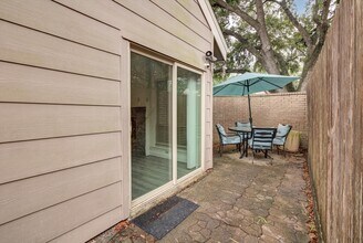 Building Photo - 13975 Hollowgreen Dr