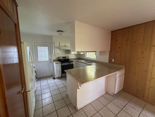 Building Photo - 555 Cimarron Dr
