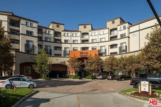Building Photo - 151 E Holly St