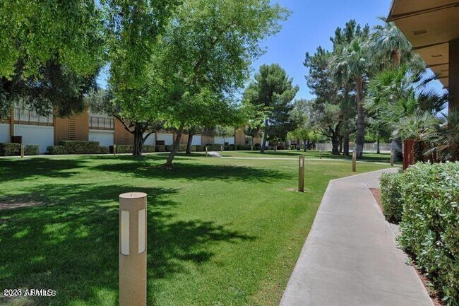 Foto del edificio - 6125 E Indian School Rd