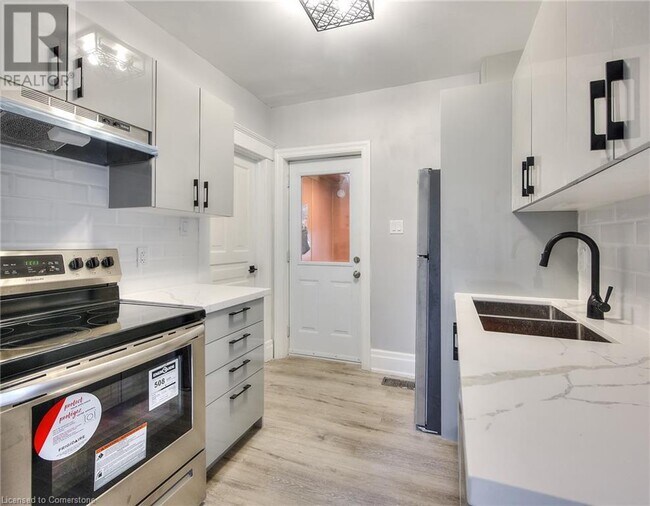 Photo du bâtiment - Stylish 2 Bedroom Apartment – All Utilities & Parking Included – $1,725/month