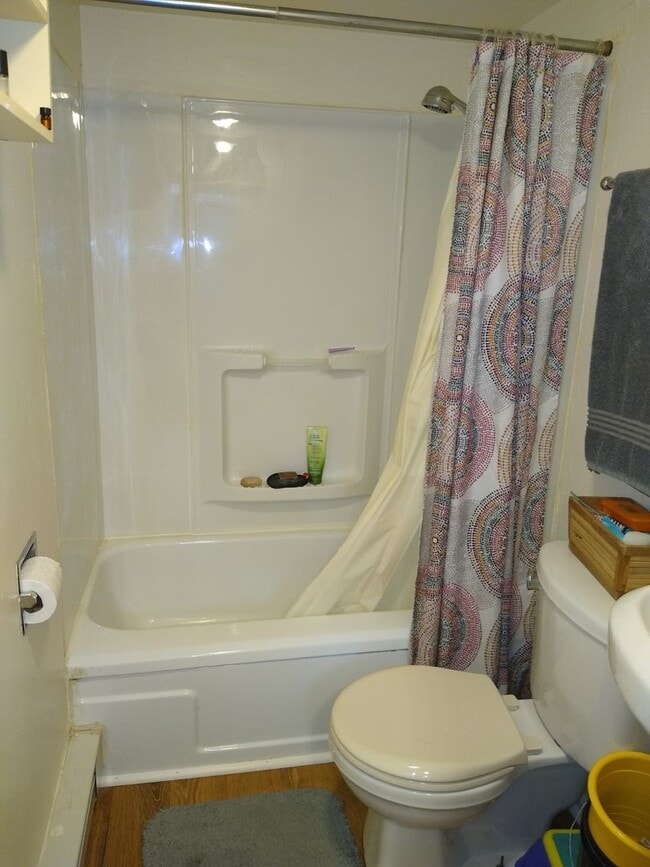 Building Photo - 831 Midland Ave