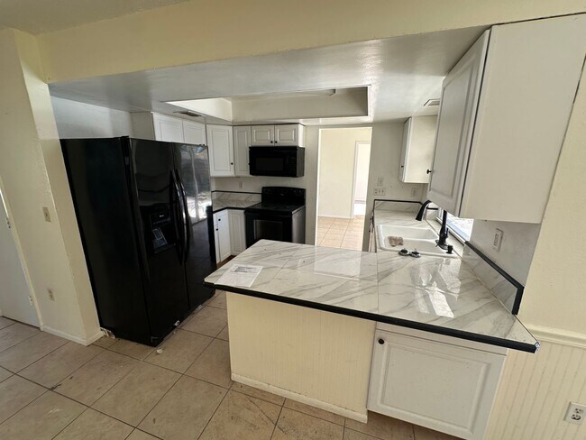 Building Photo - Spacious 4-Bed Pool Home in Gulf Gate East - Available Now!