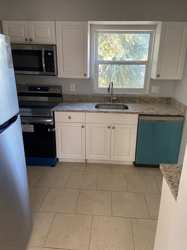 KITCHEN - 805 Louisville St