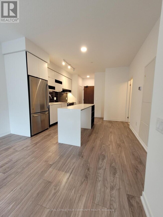 Photo du bâtiment - 4065-4065 Confederation Pkwy