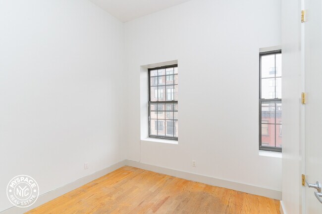 Foto del edificio - 892 Myrtle Ave