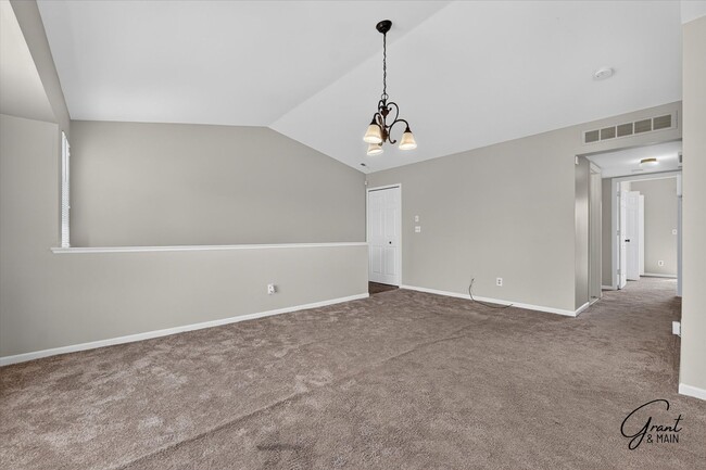 Foto del edificio - $1295 2 bedroom upper condo