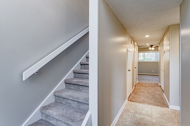 Foto del edificio - Price Improvement! Well Maintained Townhom...