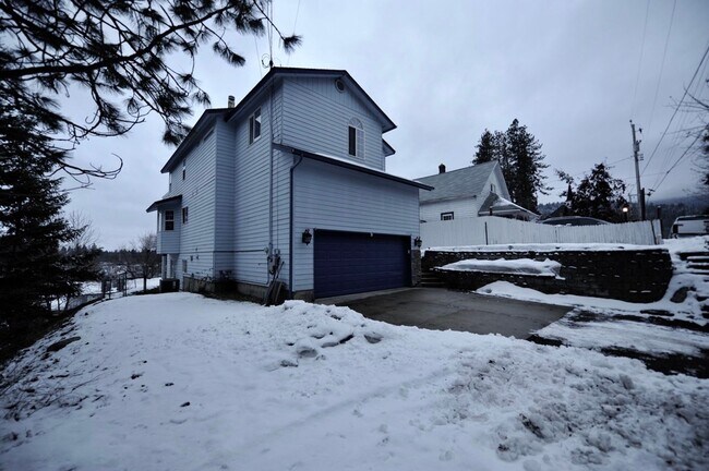 Foto del edificio - Downtown Rathdrum 4 bed 2 bath with finish...