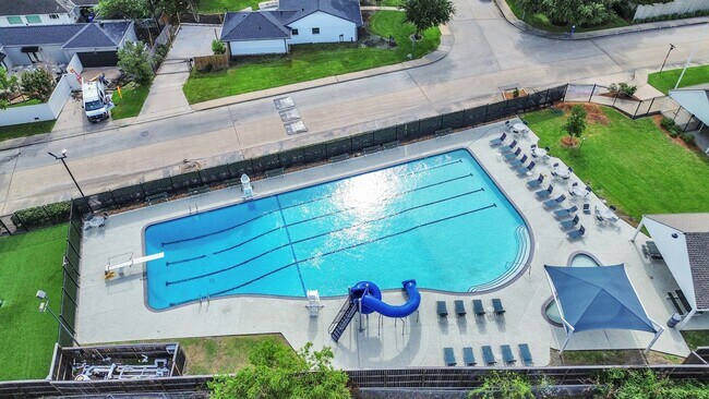 Foto del edificio - 6249 Locke Ln