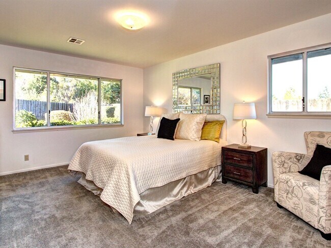 Building Photo - 1486 Country Club Dr