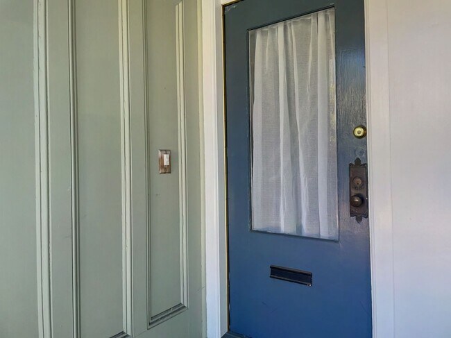 Building Photo - Top Floor Recently Remodeled 2 Bed + Sunro...