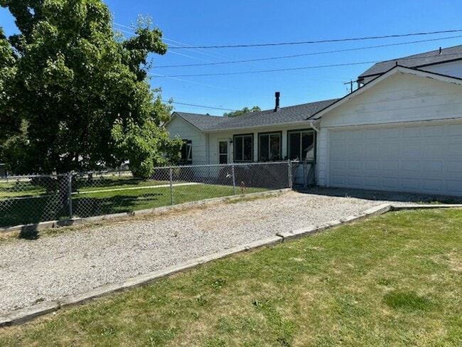 Building Photo - Charming 2-Bed, 1-Bath Hamilton Home with Attached Double Garage