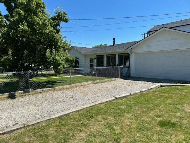 Foto del edificio - Charming 2-Bed, 1-Bath Hamilton Home with Attached Double Garage