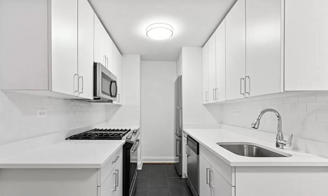 Building Photo - 400 E 89th St