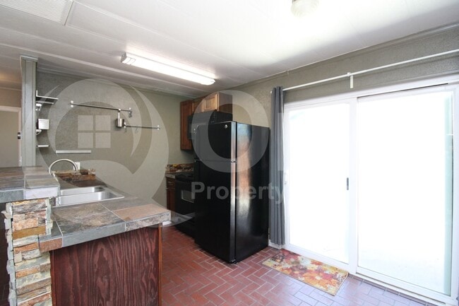 Building Photo - 1021 E Harry St