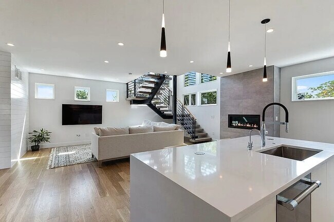 Vista de la escalera flotante desde la cocina. - 963 Tennyson St