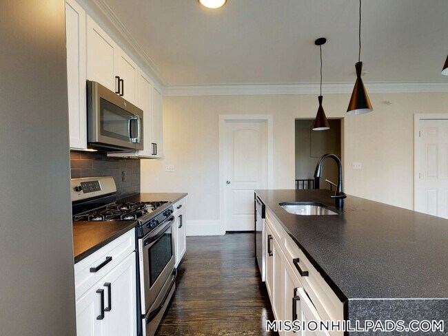 Building Photo - 839 Parker St