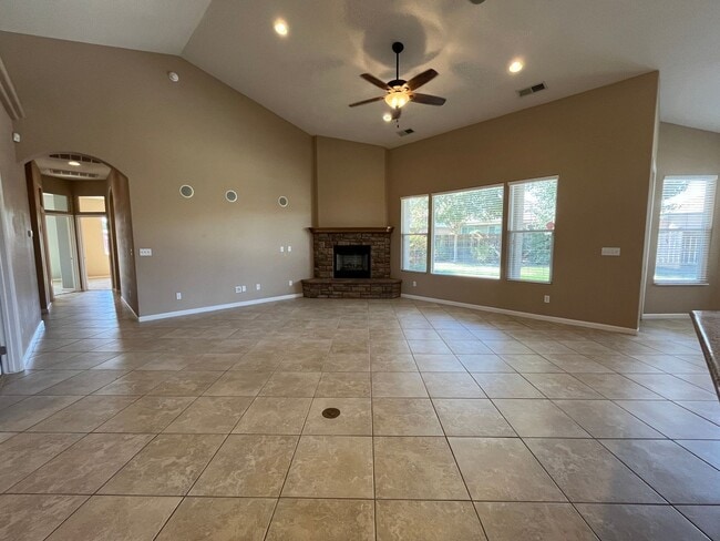 Building Photo - 206 S Argyle Pl