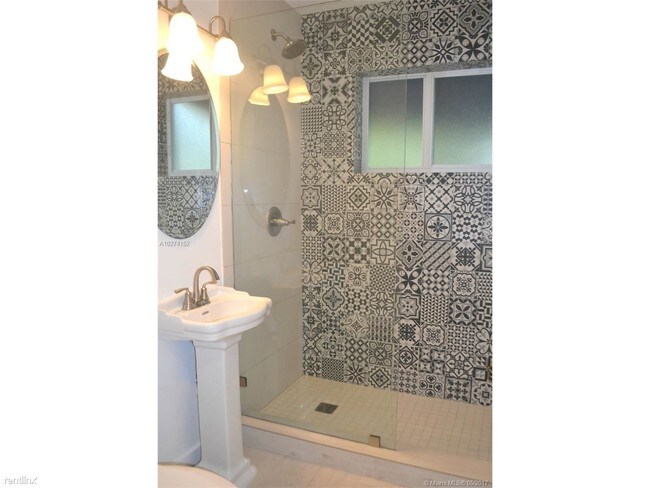 Foto del edificio - 548 NE 66th St