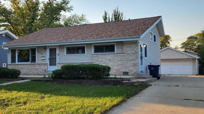 Building Photo - 636 W Sunset Dr