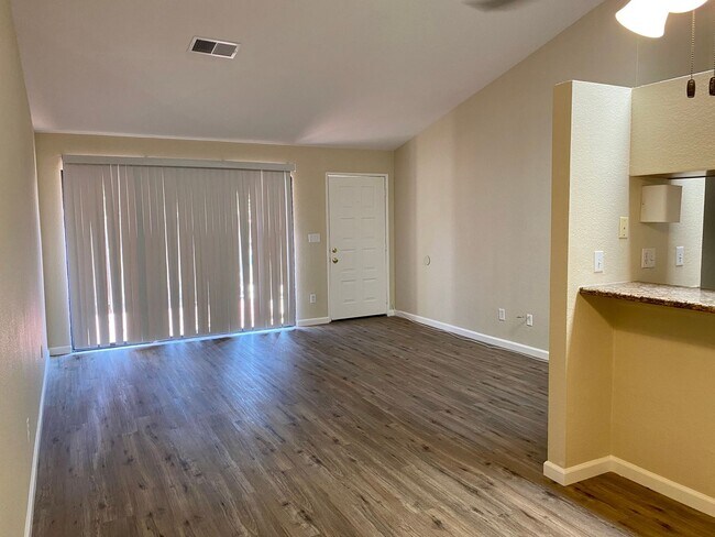 Foto del edificio - Single story beauty!  2 bedroom, 1.5 bath ...