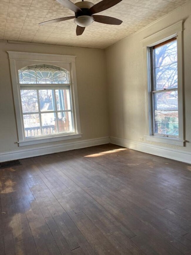 Building Photo - 209-211