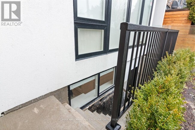 Building Photo - 16 Minto St