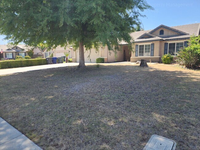 Foto del edificio - 5 bedrooms/ 2 baths Location Olive Dr/ Old Farm Rd