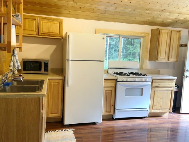 Building Photo - CHARMING CABIN