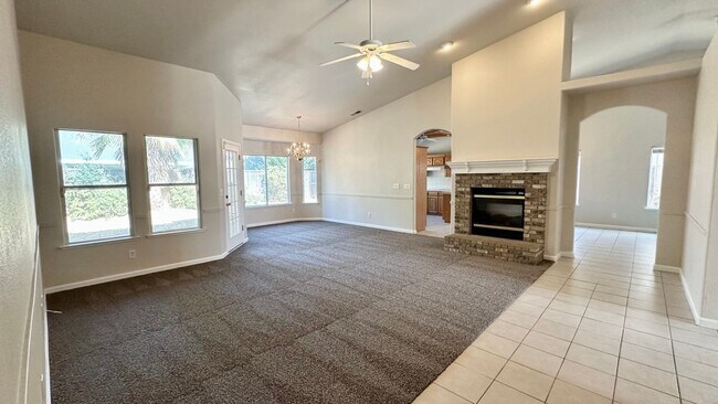 Foto del edificio - $2,395 Shepherd & Chestnut, 4 Bedroom Home...