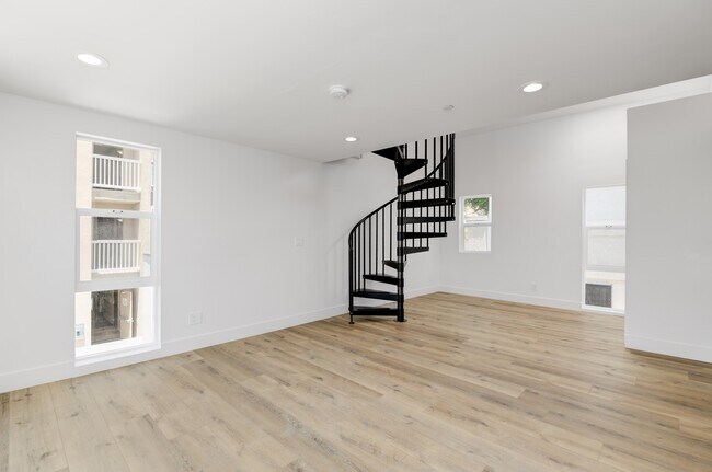 Building Photo - 3010 Suncrest Dr