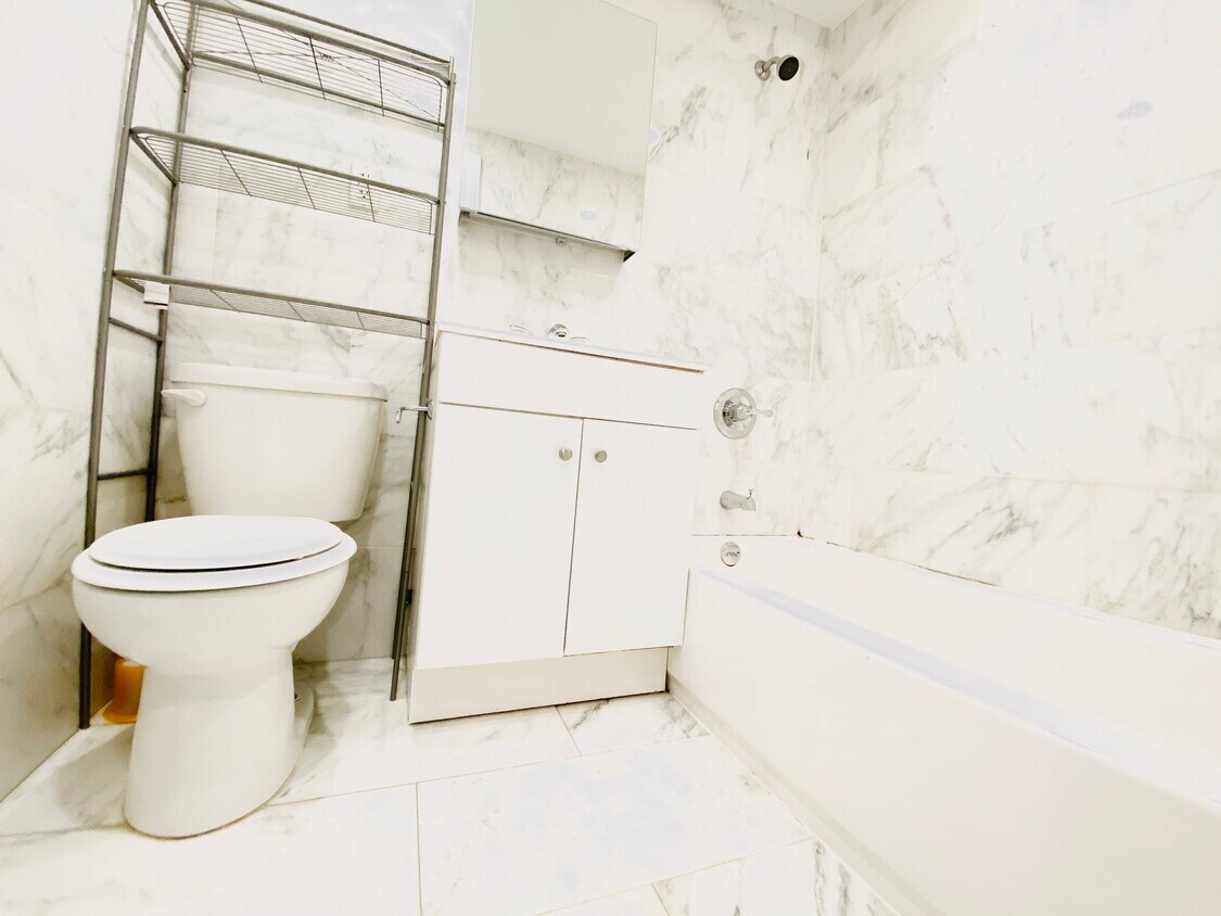 Building Photo - 154 E 7th St