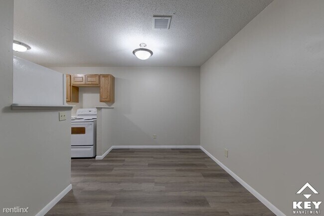 Building Photo - 3 br, 1 bath Townhome - 1732 N Waco Ave