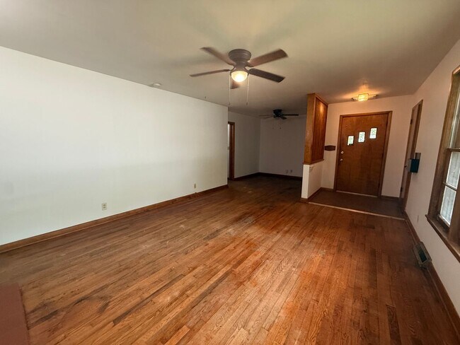 Building Photo - 3 Bedroom 1 Bath with 1 Car Garage!