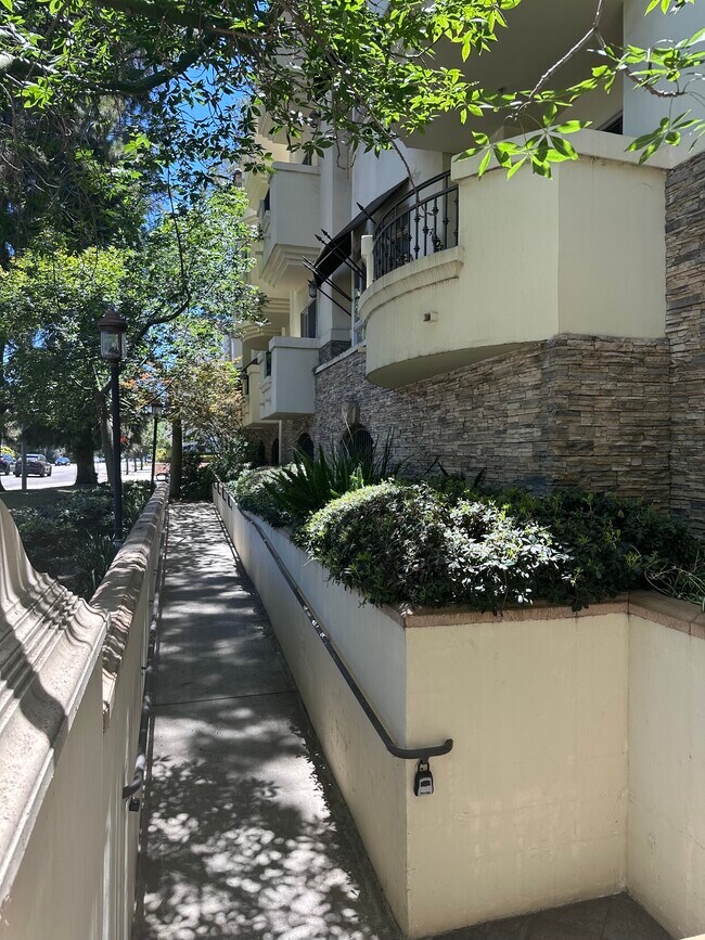 Foto del edificio - 4601 Coldwater Canyon Ave