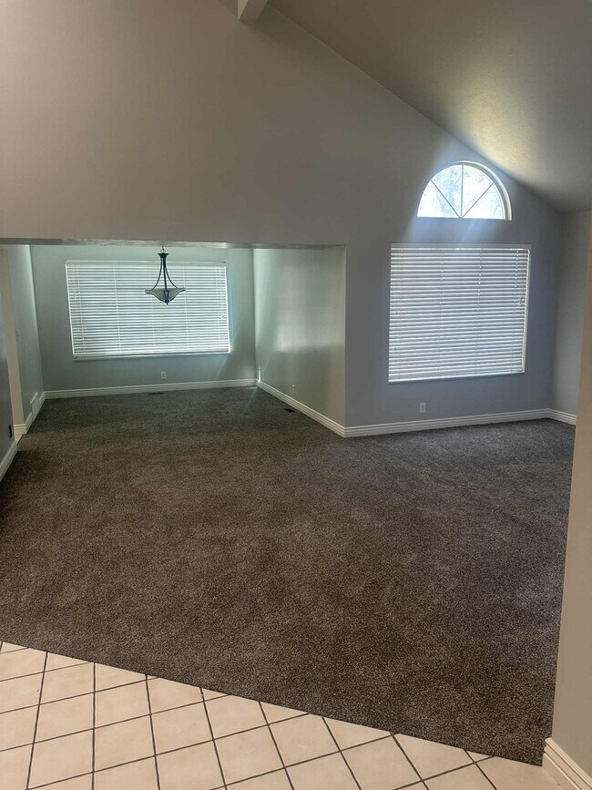 Sala de estar formal y comedor - 9228 S Stone Point Pl