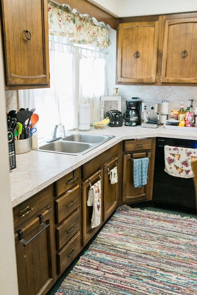 Kitchen with dishwasher - 607 8th St