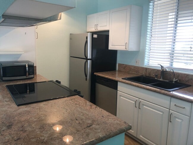 Building Photo - 75-6081 Alii Dr. E201