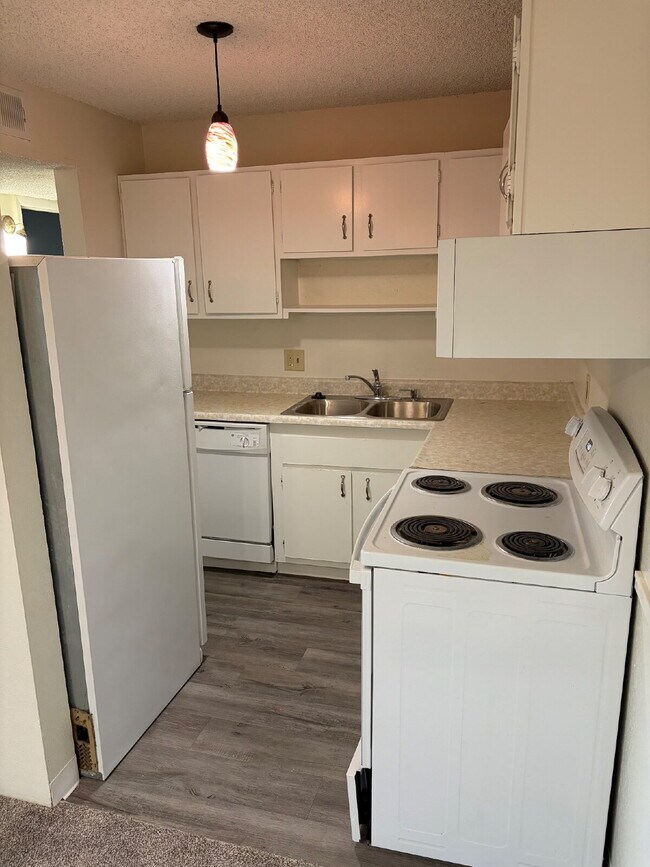 Foto del edificio - "First Month Free with 12 month Signed Contract, Spacious 2BR/2BA Condo in North Boulder – Just 6...