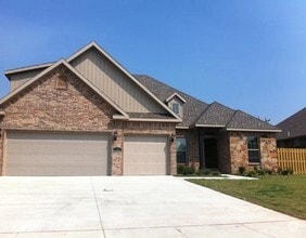 Building Photo - 703 SW Elmside Dr