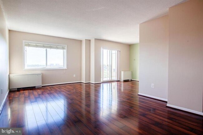 Building Photo - 1121 University Blvd W